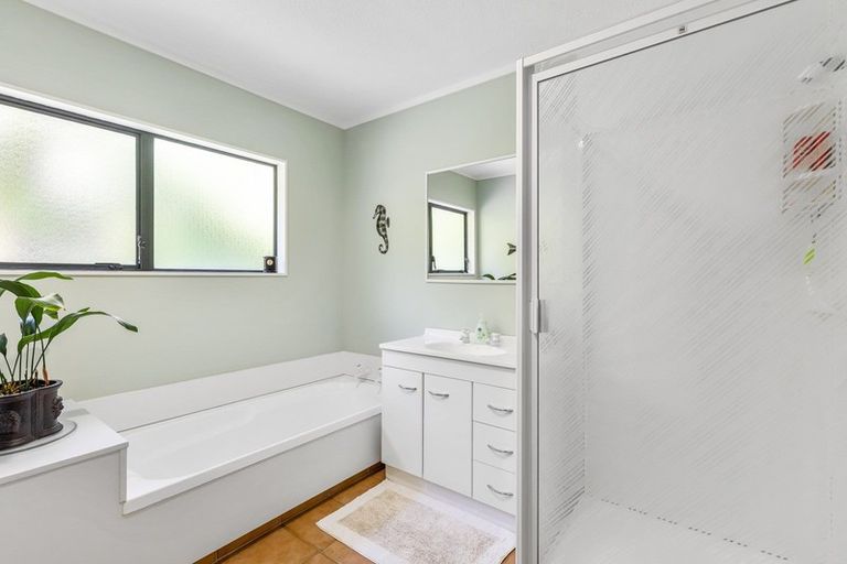 Photo of property in 77 Kakariki Grove, Waikanae, 5036