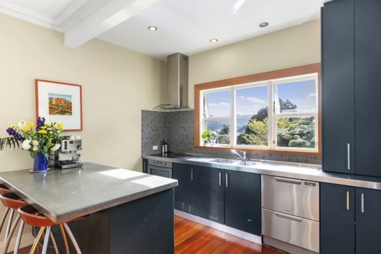 Photo of property in 100 Creswick Terrace, Northland, Wellington, 6012