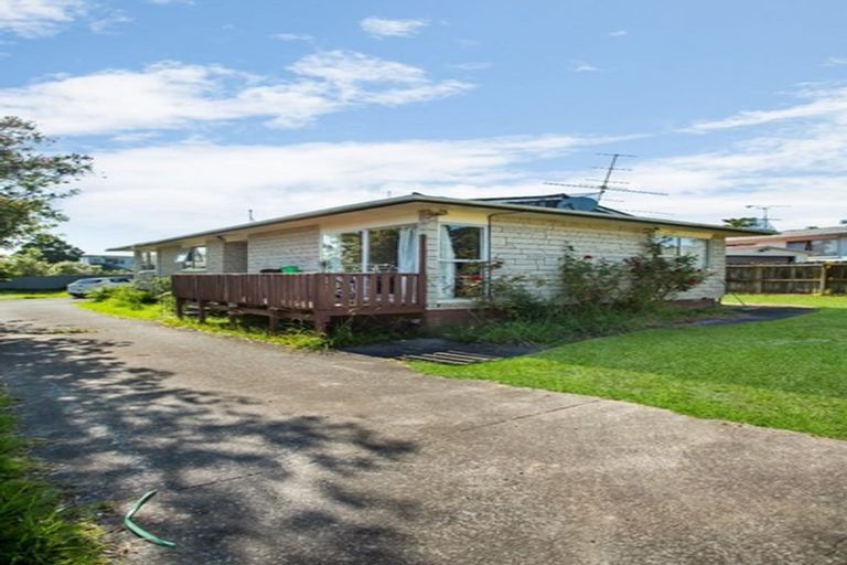 Photo of property in 15 Pipitea Place, Massey, Auckland, 0614