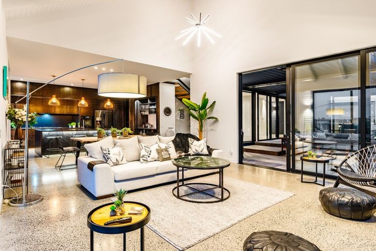 Photo of property in 11 Laguna Place, Matakatia, Whangaparaoa, 0930