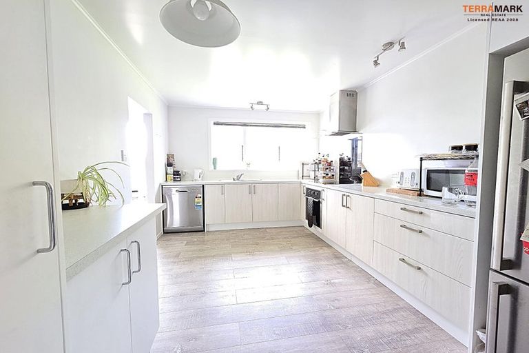 Photo of property in 21 Totara Park Road, Clouston Park, Upper Hutt, 5018