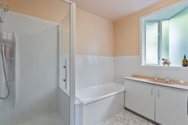 Photo of property in 10 Whitby Place, Westown, New Plymouth, 4310