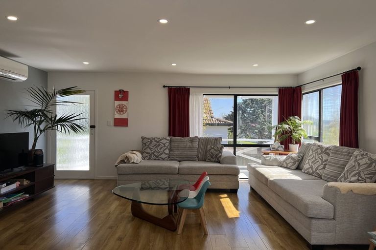 Photo of property in 40 Santiago Crescent, Unsworth Heights, Auckland, 0632