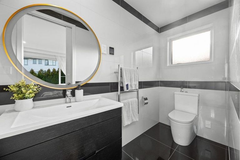 Photo of property in 4b Hilton Close, Fairview Heights, Auckland, 0632
