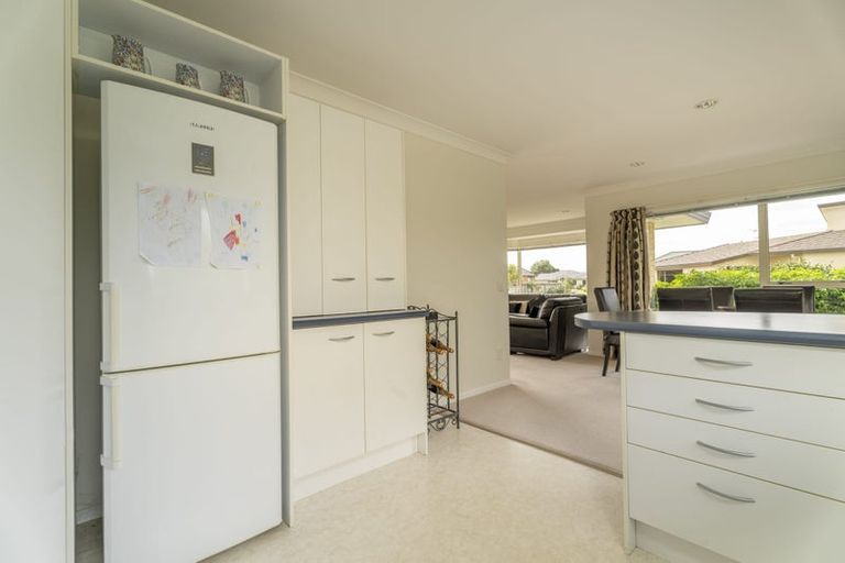 Photo of property in 17 Crown Hill, Paraparaumu, 5032