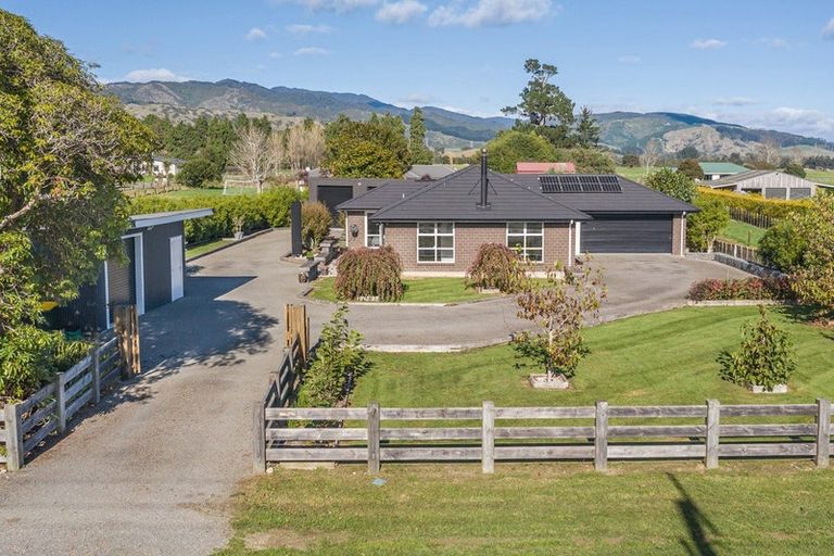Photo of property in 418 Tararua Road, Levin, 5571