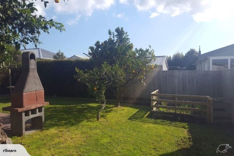 Photo of property in 6 Murray Road, Te Atatu Peninsula, Auckland, 0610