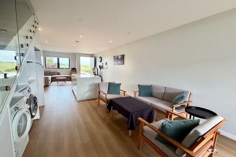 Photo of property in 39 Otuwairoa Esplanade, Opaheke, Papakura, 2113