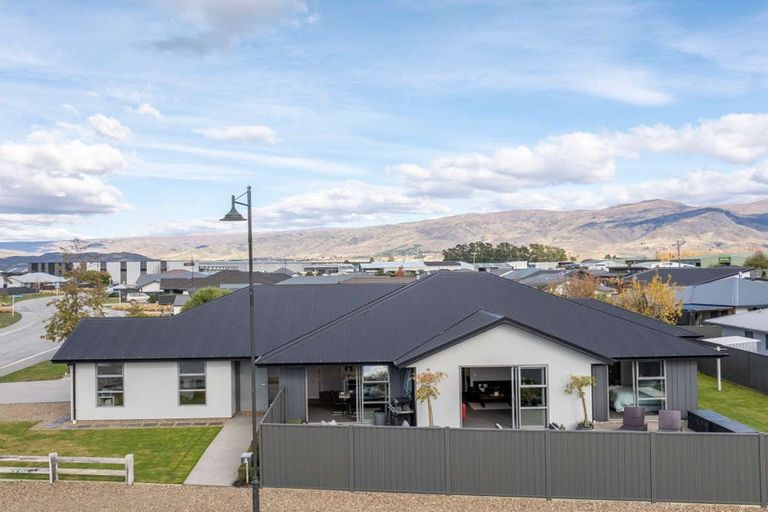 Photo of property in 14 Stowell Drive, Cromwell, 9310