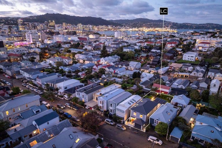 Photo of property in 35 Queen Street, Mount Victoria, Wellington, 6011