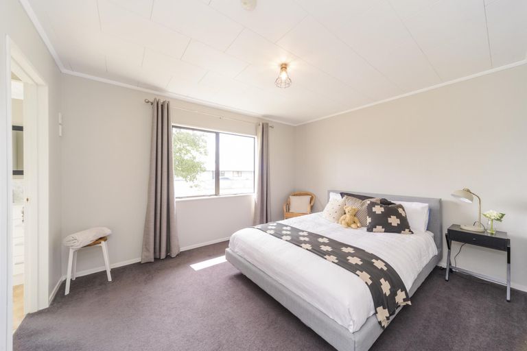 Photo of property in 73 Hillcrest Drive, Kelvin Grove, Palmerston North, 4414