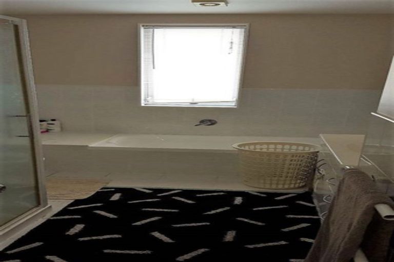 Photo of property in 24/3 Hulme Place, Henderson, Auckland, 0612