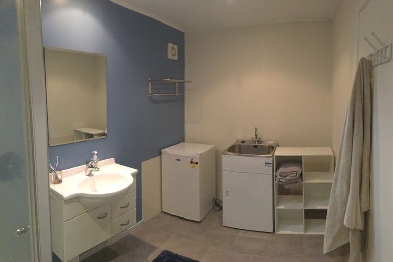 Photo of property in 29 Deverell Place, Northcross, Auckland, 0632