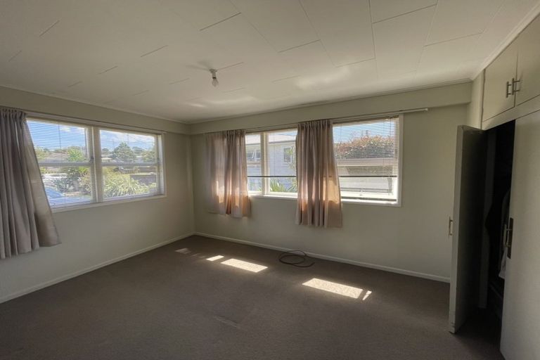 Photo of property in 24 Huruhuru Road, Massey, Auckland, 0614