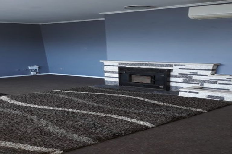 Photo of property in 5 Alder Place, Newlands, Wellington, 6037