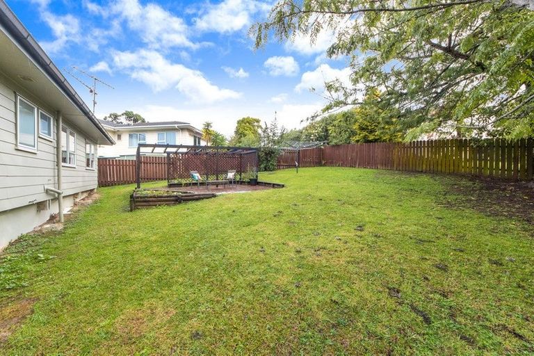 Photo of property in 28 Meadowood Drive, Unsworth Heights, Auckland, 0632