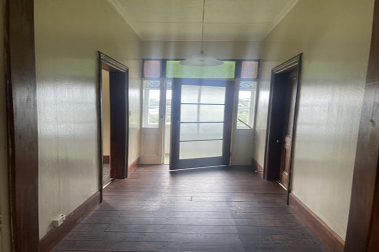 Photo of property in 46 Northland Road, Northland, Wellington, 6012