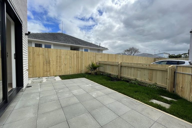 Photo of property in 2/12 Enderby Drive, Te Atatu Peninsula, Auckland, 0610