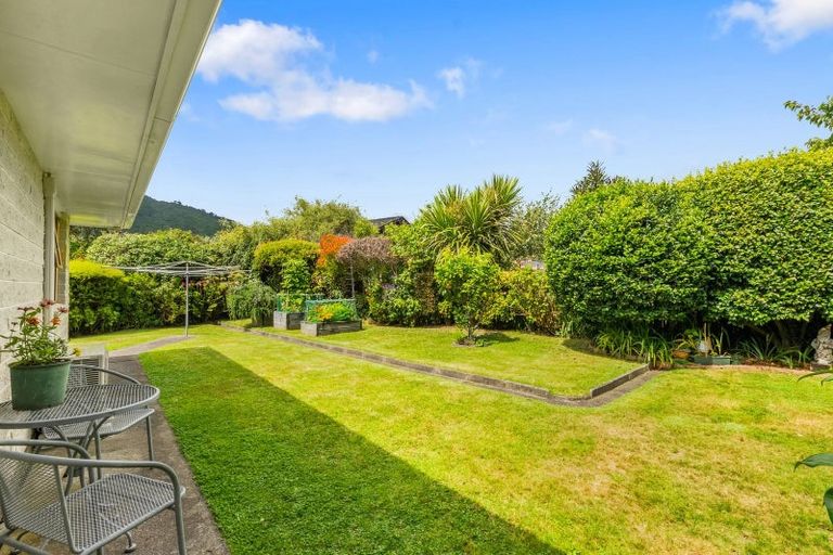 Photo of property in 20 Rewarewa Crescent, Waikanae, 5036