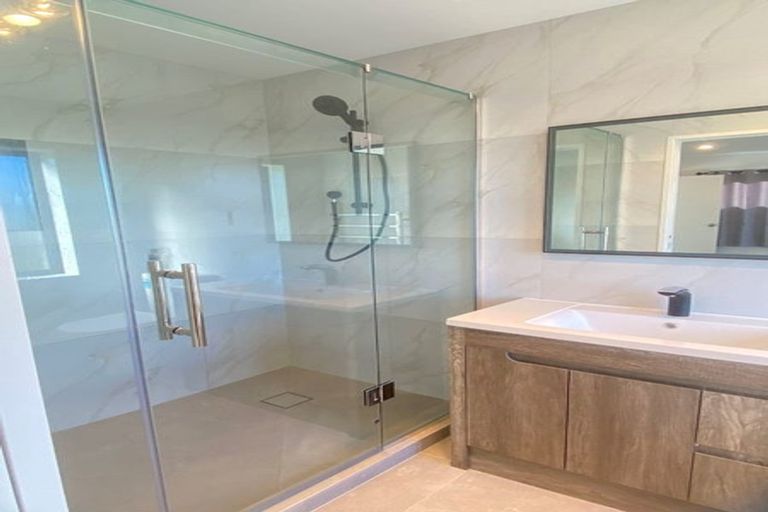 Photo of property in 13b Tenbless Court, Unsworth Heights, Auckland, 0632