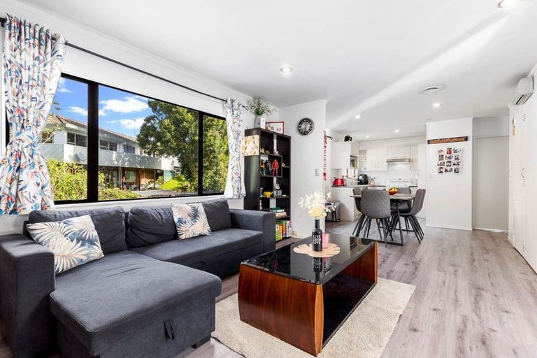 Photo of property in 19 Loughanure Place, Massey, Auckland, 0614