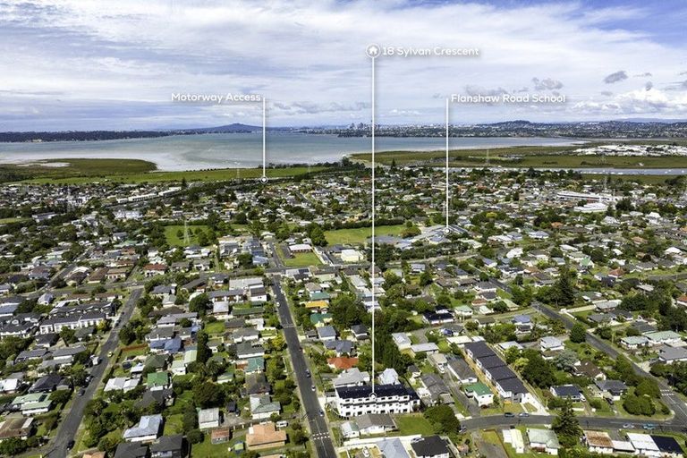 Photo of property in 8/18 Sylvan Crescent, Te Atatu South, Auckland, 0610