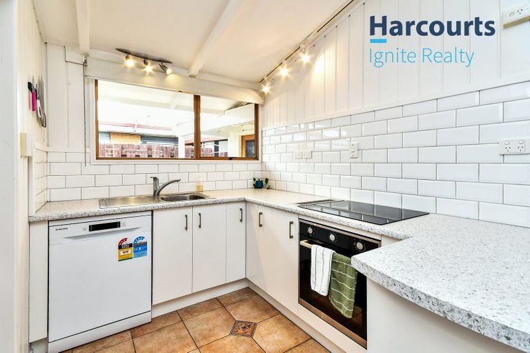 Photo of property in 8 Booker Place, Weymouth, Auckland, 2103