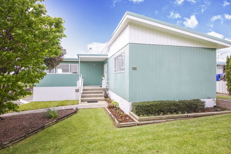 Photo of property in 21 Realm Place, Massey, Auckland, 0614