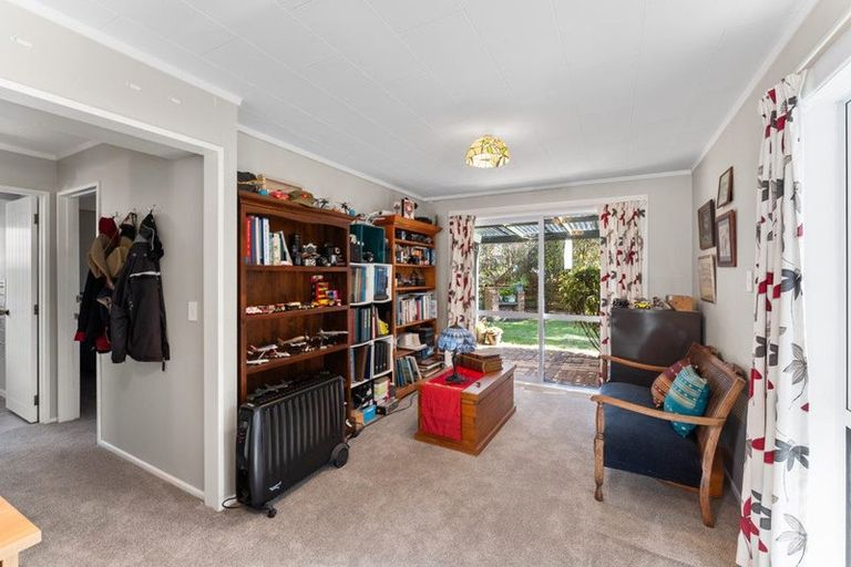 Photo of property in 28 Kakariki Grove, Waikanae, 5036