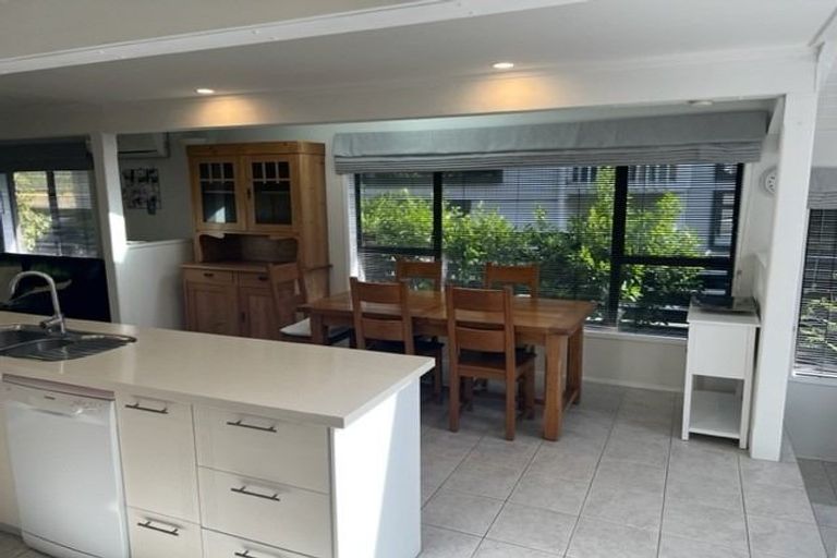 Photo of property in 1/28 Sandown Road, Rothesay Bay, Auckland, 0630