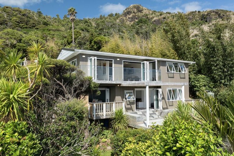Photo of property in 15 Piha Road, Piha, New Lynn, 0772