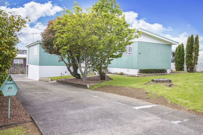 Photo of property in 21 Realm Place, Massey, Auckland, 0614