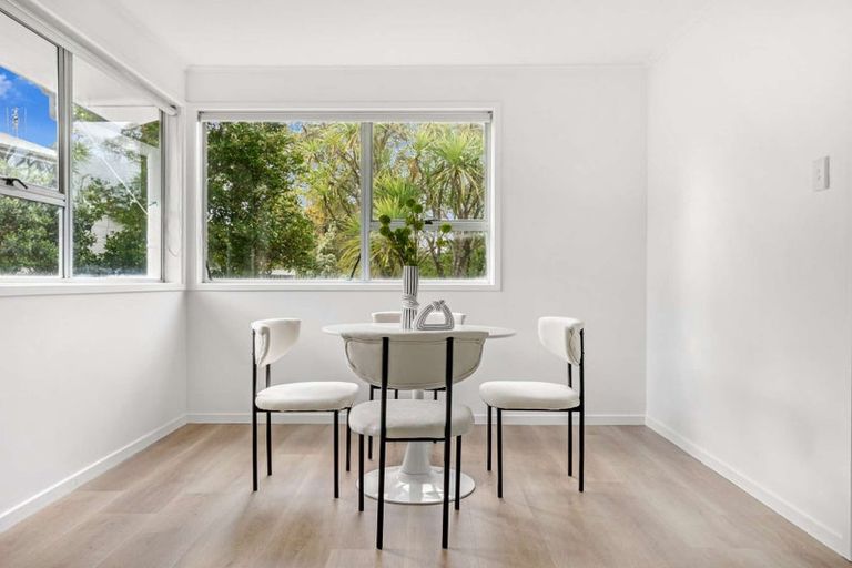 Photo of property in 9 Tahu Crescent, Sunnynook, Auckland, 0620