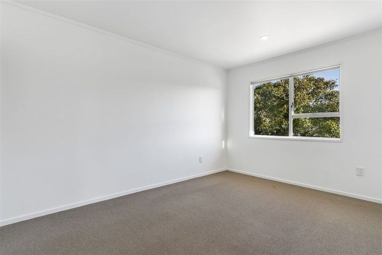 Photo of property in 42 Tamahere Drive, Glenfield, Auckland, 0629