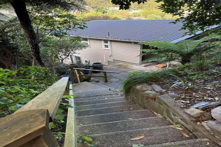 Photo of property in 5 Richmond Road, Mahina Bay, Lower Hutt, 5013