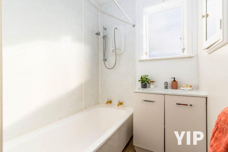 Photo of property in 9 Alwyn Place, Newlands, Wellington, 6037