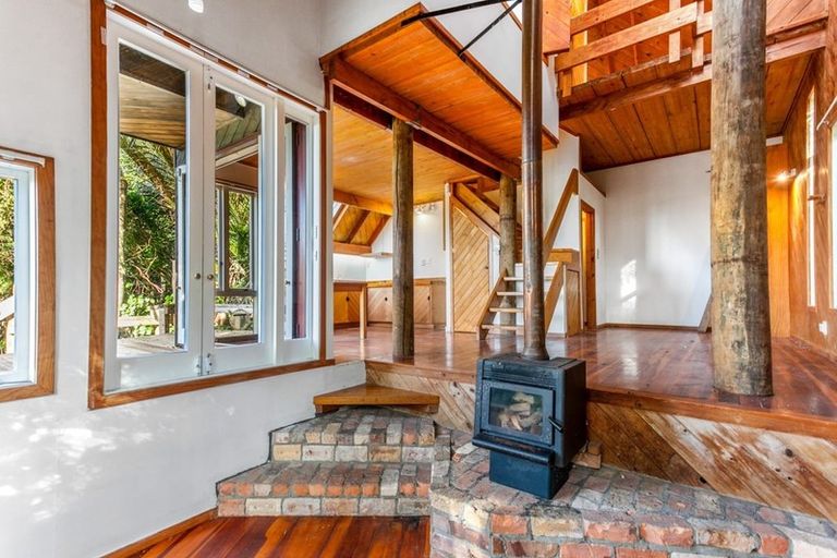 Photo of property in 40 Otitori Bay Road, Titirangi, Auckland, 0604