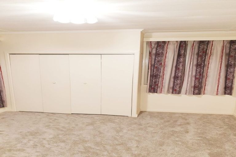 Photo of property in 1/64 Hogans Road, Glenfield, Auckland, 0629