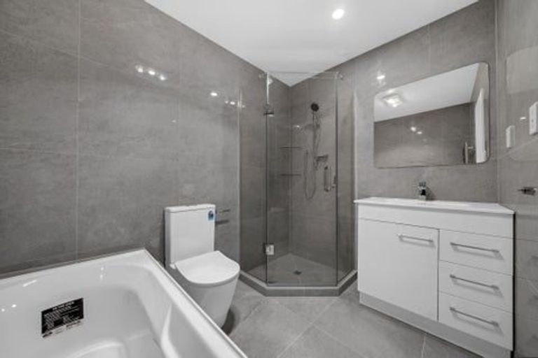Photo of property in 9 Edgerton Road, Te Atatu Peninsula, Auckland, 0610