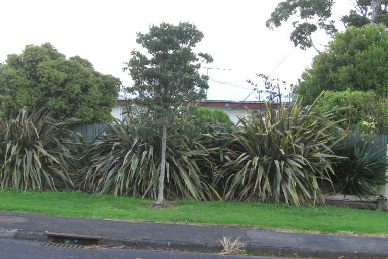 Photo of property in 14 Rewarewa Road, Te Atatu Peninsula, Auckland, 0610