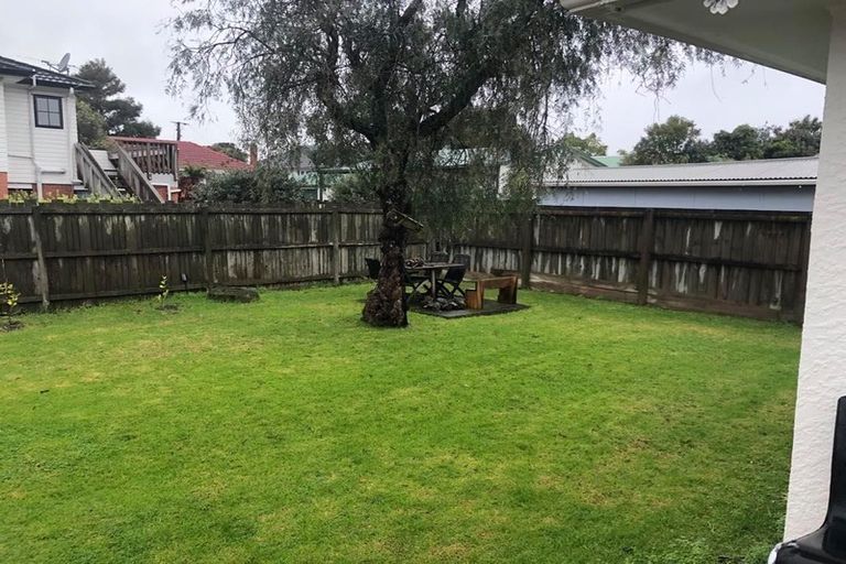 Photo of property in 15 Karamu Street, Te Atatu Peninsula, Auckland, 0610