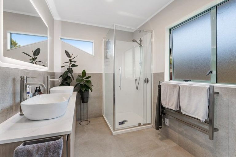 Photo of property in 24 Goldfinch Rise, Unsworth Heights, Auckland, 0632