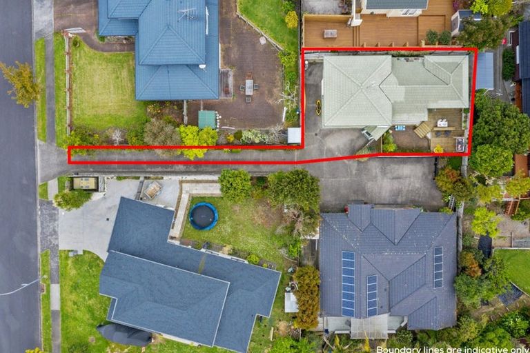 Photo of property in 1/28 Wiltshire Place, Somerville, Auckland, 2014