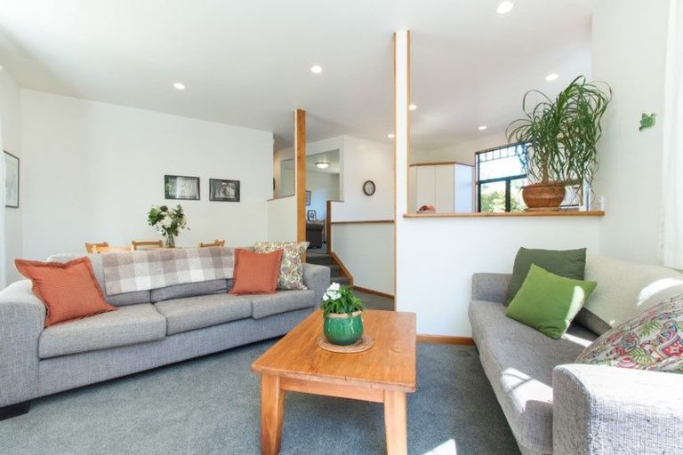 Photo of property in 16 Hebe Place, Birkenhead, Auckland, 0626