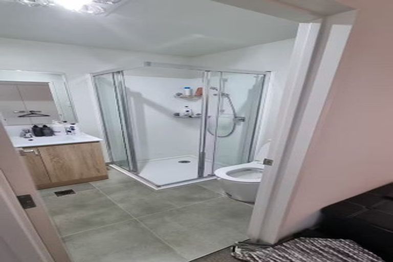 Photo of property in 35 Morihana Close, Glen Eden, 0602