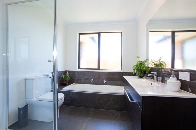 Photo of property in 37 Sycamore Drive, Te Kamo, 0112