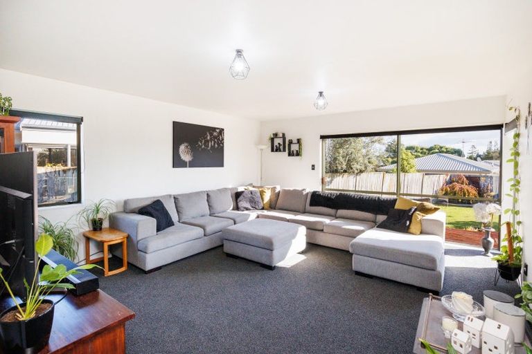 Photo of property in 5 Abby Road, Fitzherbert, Palmerston North, 4410