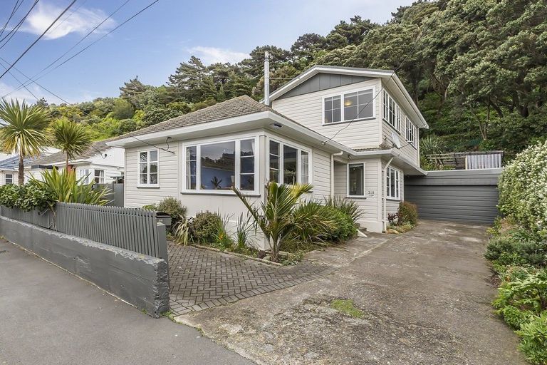 Photo of property in 318 Queens Drive, Lyall Bay, Wellington, 6022
