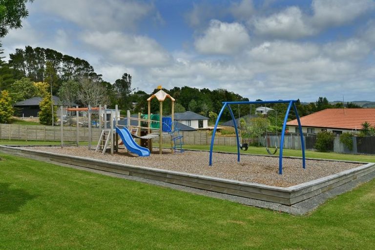 Photo of property in 5 Kaipara Crescent, Helensville, 0800
