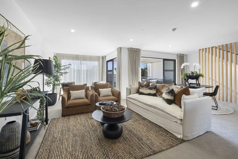 Photo of property in 2/11a Baring Terrace, Strandon, New Plymouth, 4312